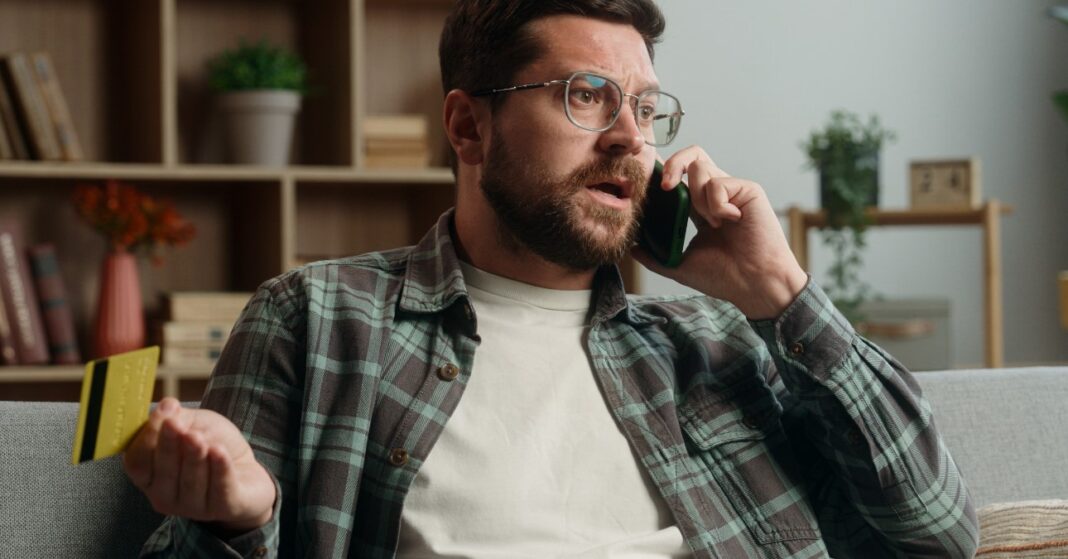 nav-csalás aggódó férfi telefonál