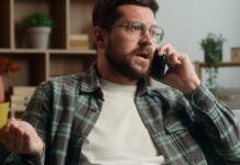 aggódó férfi telefonál