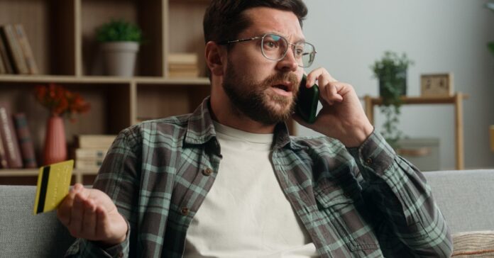 aggódó férfi telefonál