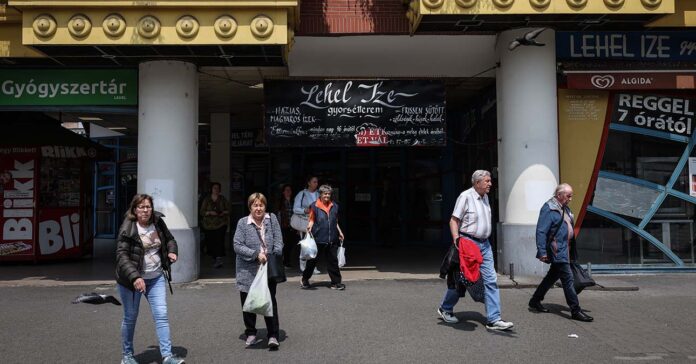 Lehel téri piac járókelőkkel