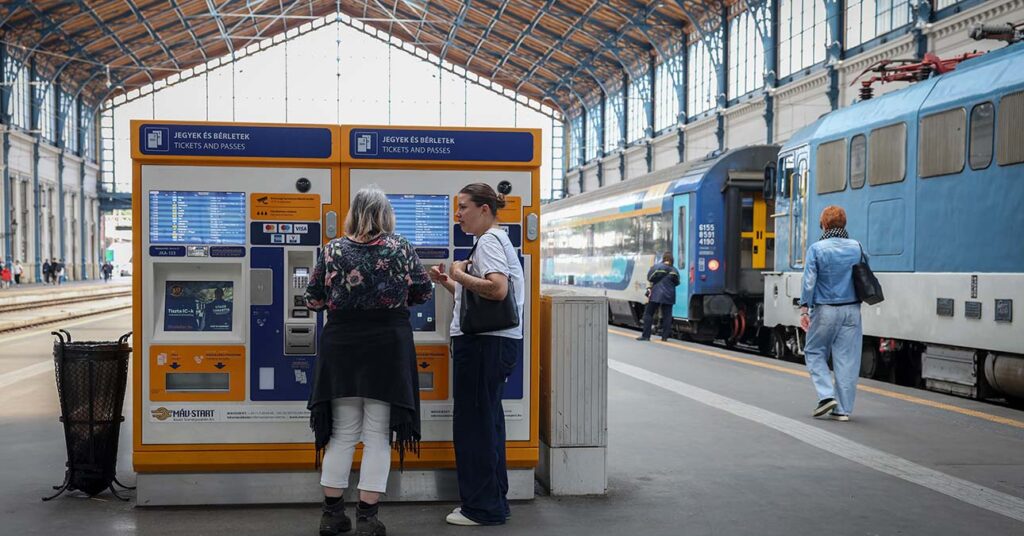 jegyautomatából két utas jegyet vesz a Nyugati pályaudvaron
