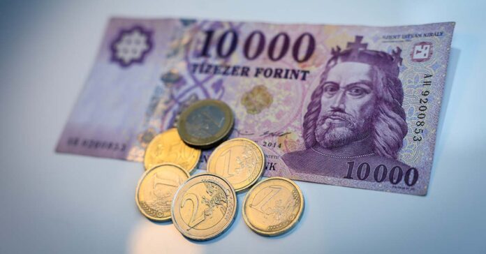 forint, tízezres az asztalon és aprók