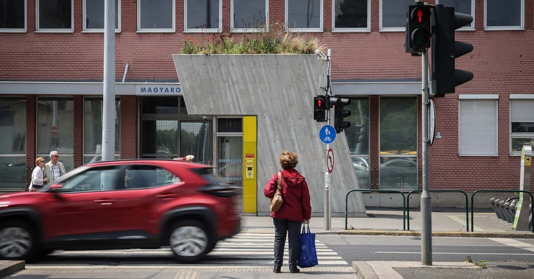 HOV-OST-161_nyugdijas_3-l nyugdíjas nő átsétál a zebrán