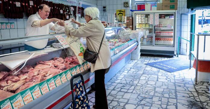idős, nyugdíjas nő ha hentesnél vásárol