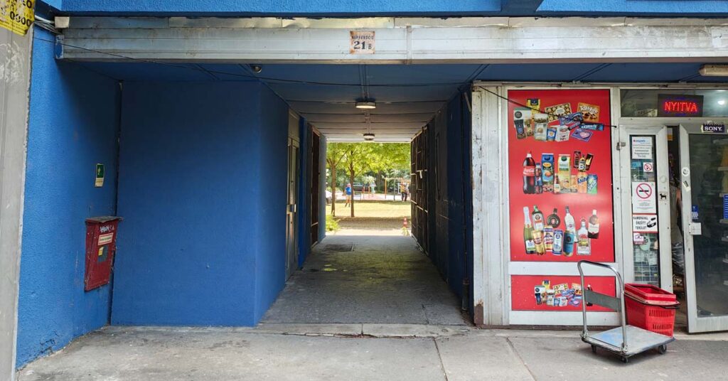 Kisbolt az árkádok alatt Óbudán