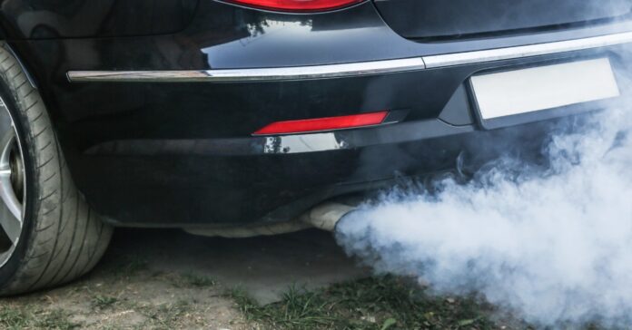 füstölő kipufogó