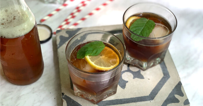 Kombucha recept: a képen már tálaláskor, citrommal és mentalevéllel