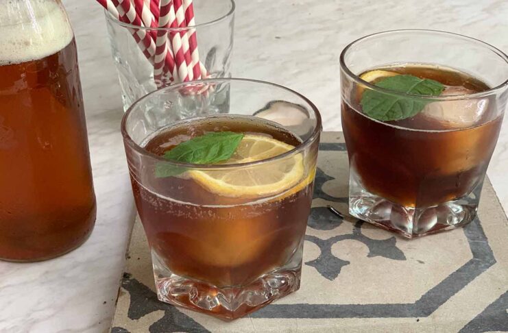 Kombucha recept, a képen a kész ital poharakba töltve, jéggel és mentalevéllel tálalva