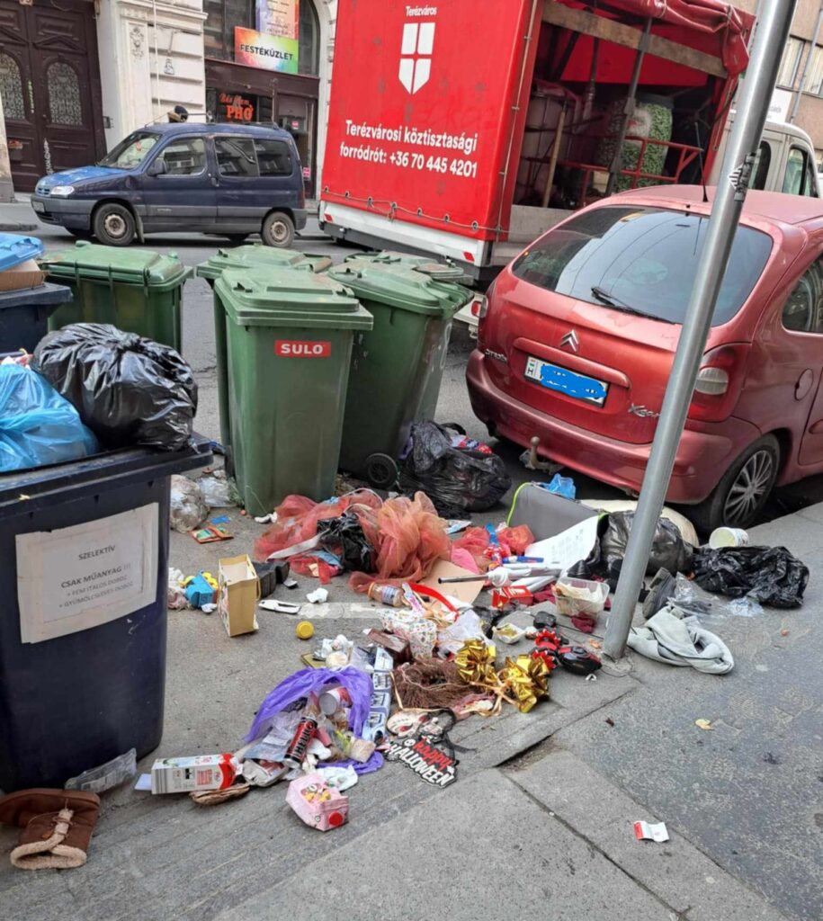 Kukanap Terézvárosban - felforgatott szemetesek, hulladék a parkoló autók körül, kiforgatott kukák