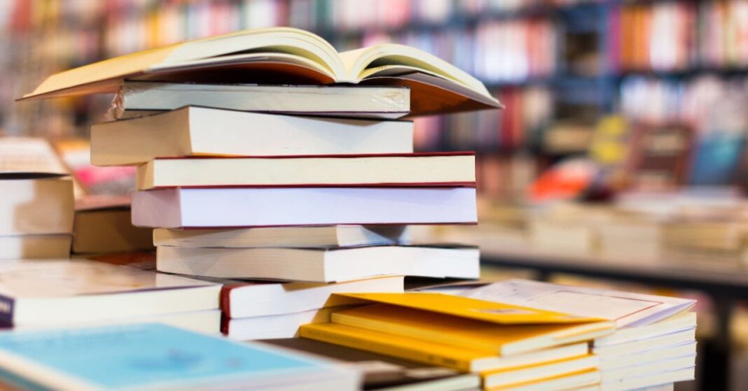 libri pedagógus kedvezmény 1 egymásra pakolt könyvek, háttérben könyvespolc