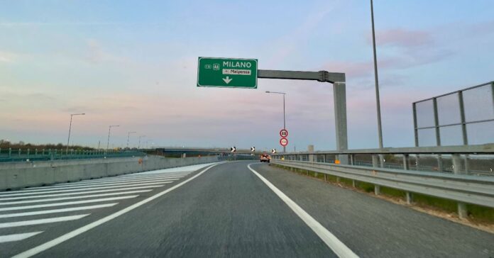 üres autópálya mellett zöld útjelzőtábla