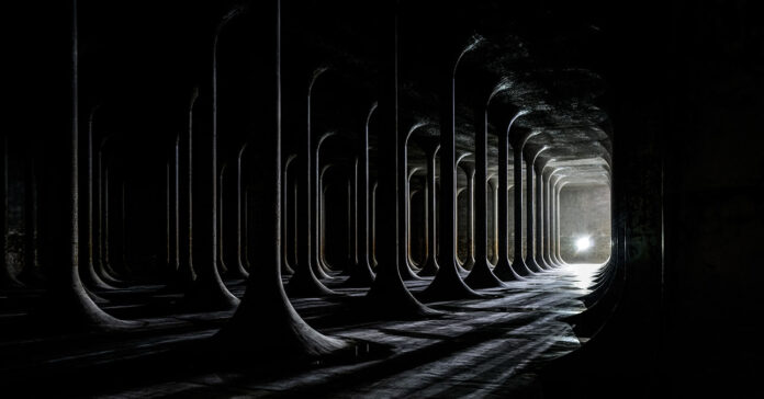 sötét oszlopok, alagút végén fény