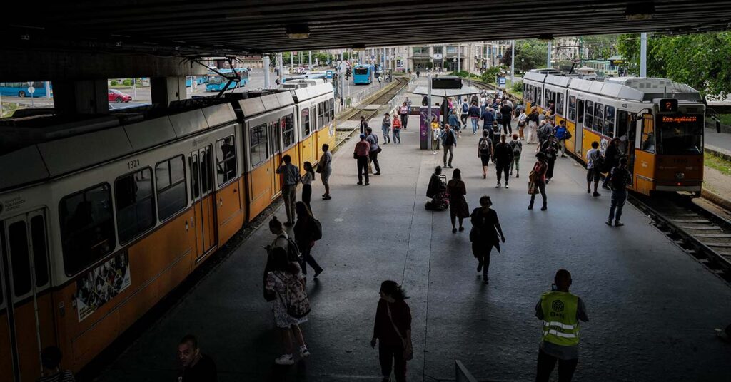 villamosmegálló járókelőkkel