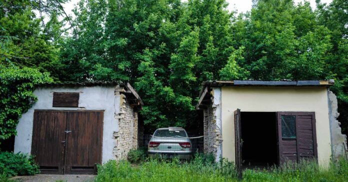 két garázs között autó parkol