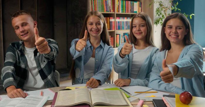 Jól teljesített a helyesírás kvíz vetélkedőn ez a 4 mosolygós diák, akik győzelem jeleként feltartják a hüvelykujjukat.