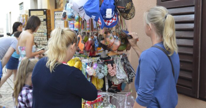turisták vásárolnak Horvátországban