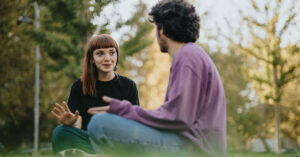 Csinos fiatalok beszélgetnek a parkban