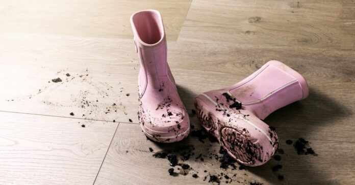 sáros gumicsizma a laminált padlón