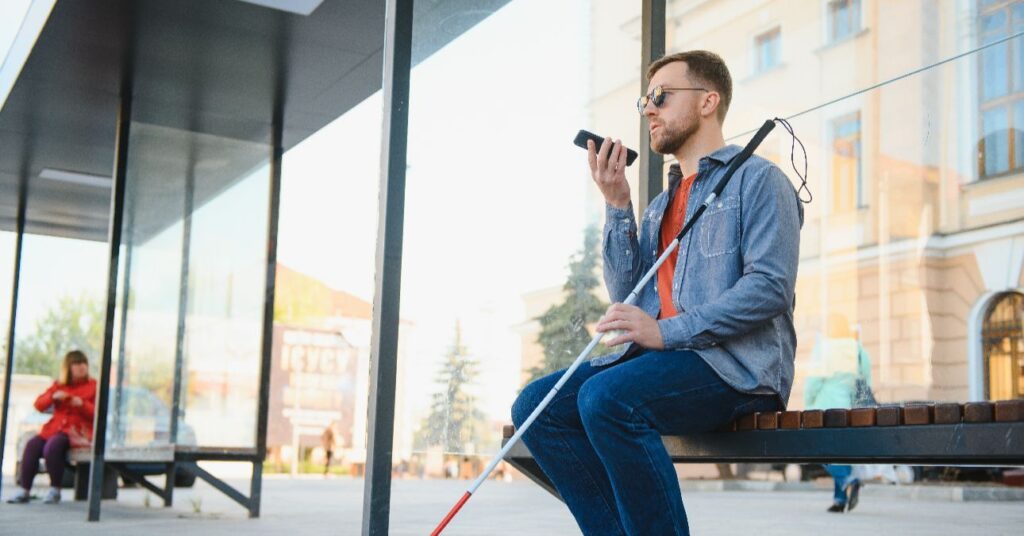 Fehérbotos és telefonos segítség.