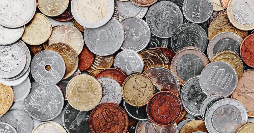 különböző állapotú érmék, apópénzek vegyesen