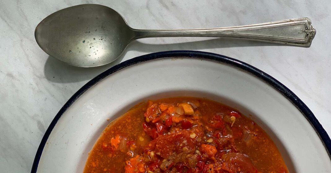 tokeletes-lecso-recept-l A tökéletes lecsó fém tányérban és bádogkanál
