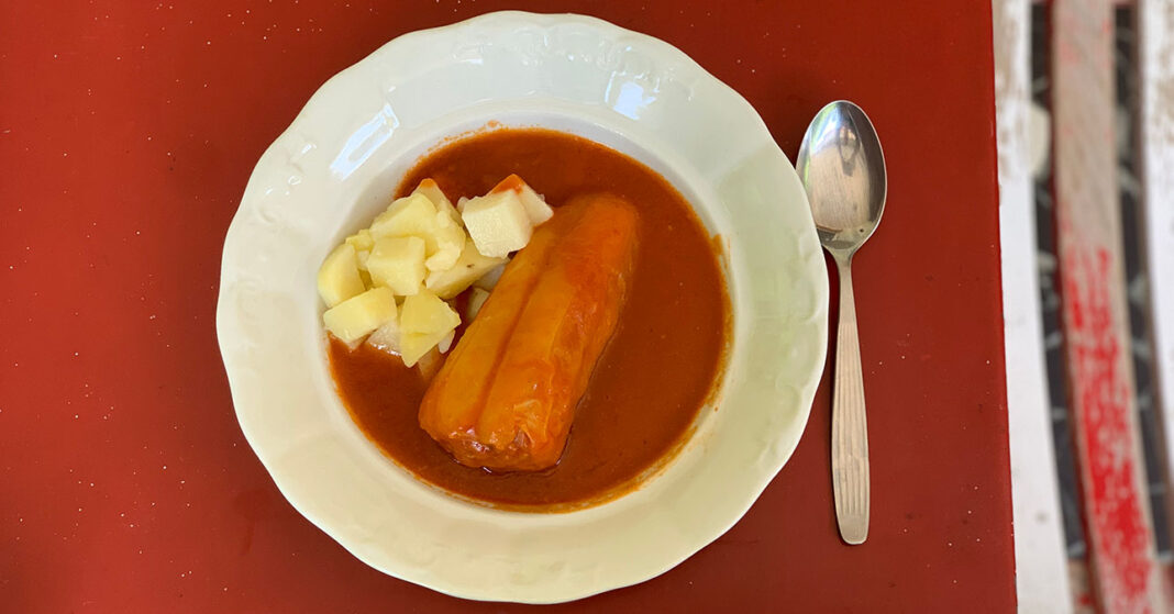 toltott-paprika Töltött paprika fehér tányéron, piros asztalon
