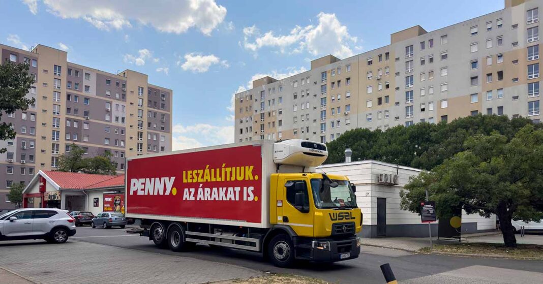 HOV-OST-208_penny-r panelek között a Penny kamionja