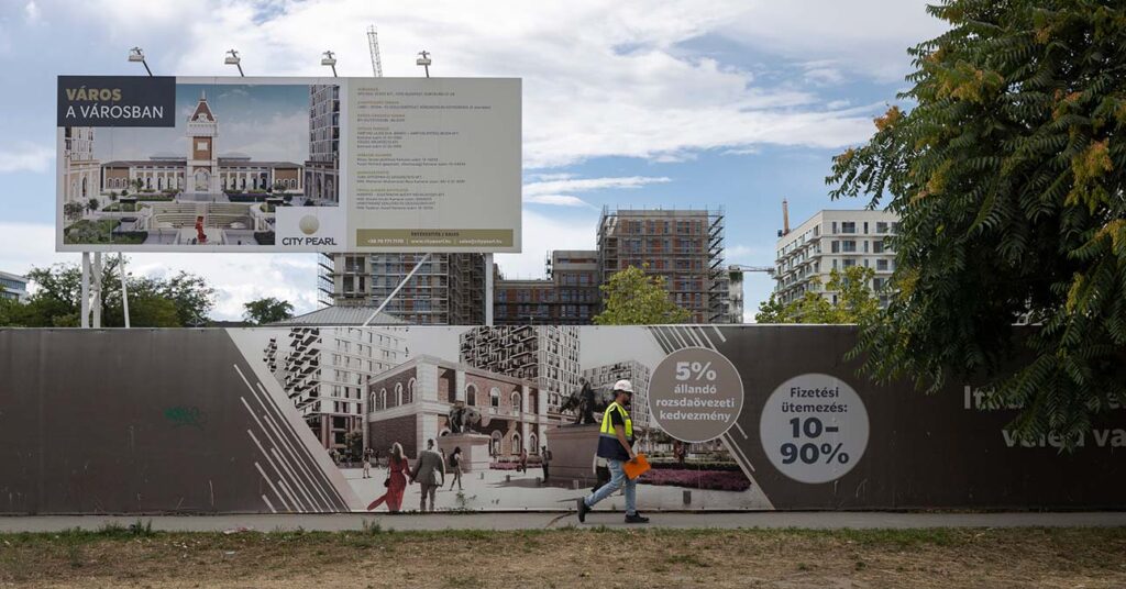 építkezés kordon mögött, háttérben új épületek