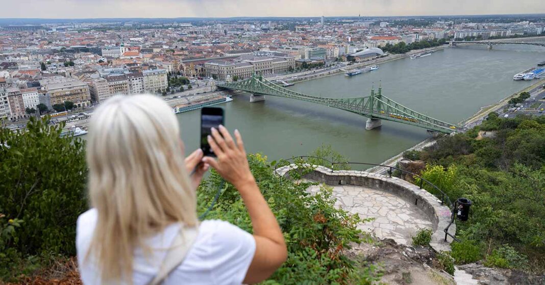 Budapesten fotót készítő nő