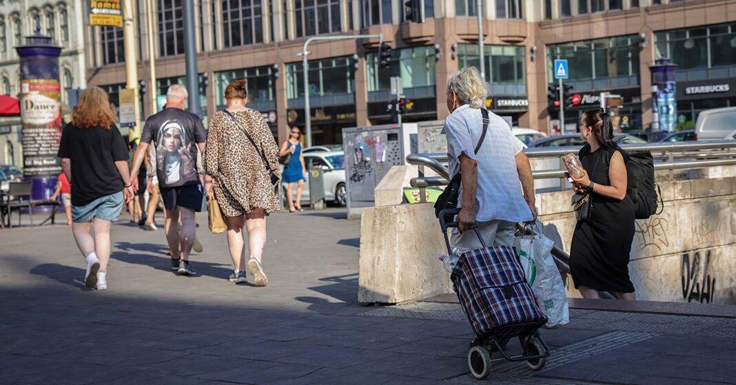nyugdíjasok az utcán, egyikük banyatankkal