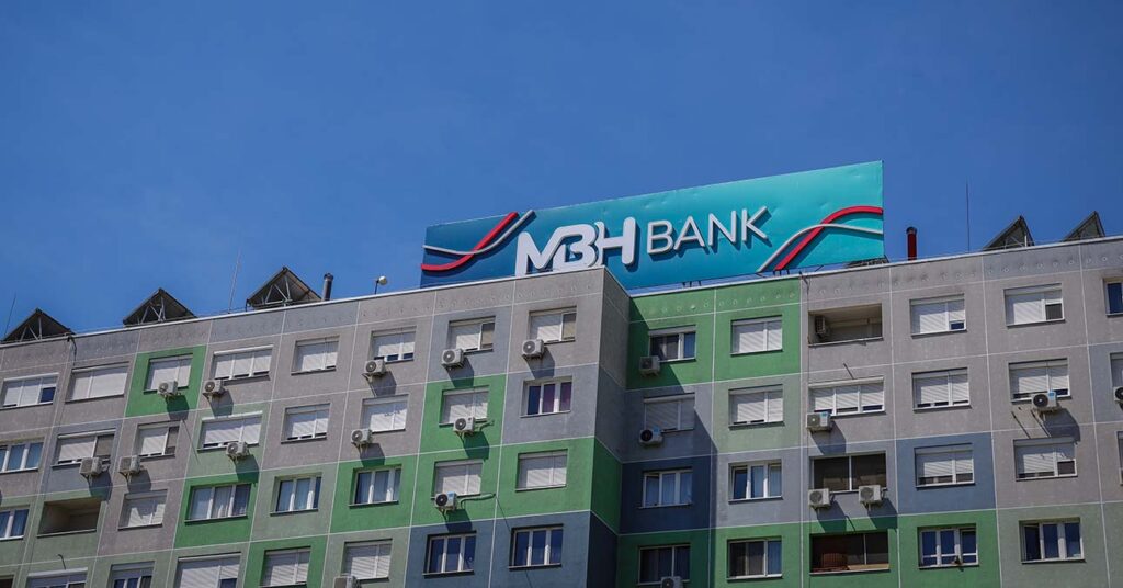 Panelsor tetején az MBH bank óriási hirdetése