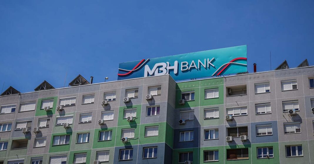 HOV-OST-242_mbhbank-r Panelsor tetején az MBH bank óriási hirdetése