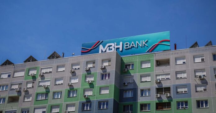 Panelsor tetején az MBH bank óriási hirdetése