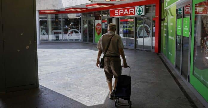 nyugdíjas banyatankot húz maga után a Spar felé tartva