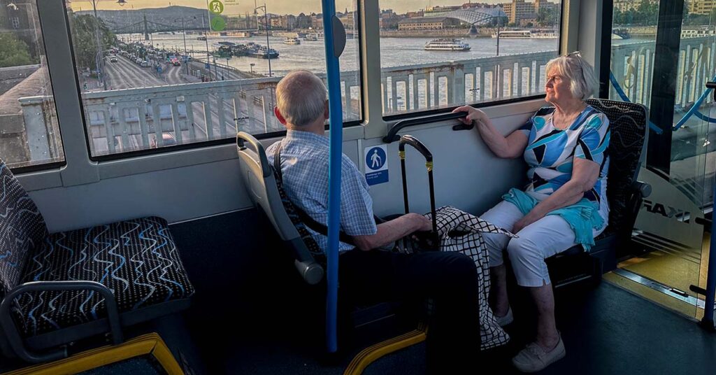 nyugdíjas pár ül egymással szemben a BKK egyik járatán
