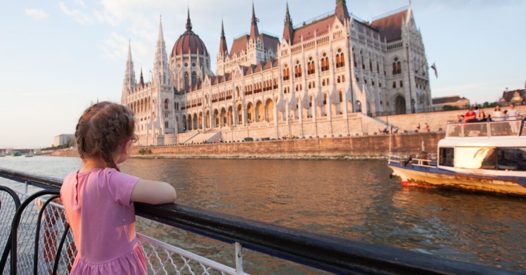 kajla hajó kislány hajózik a Dunán