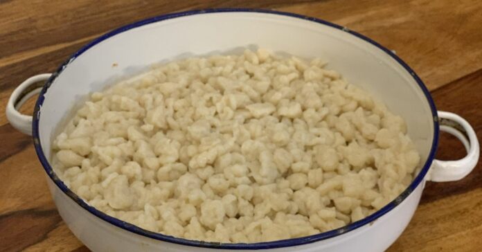 gurulós nokedli fehér edényben