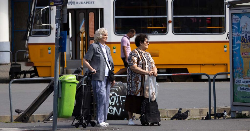 nyugdíjasok budapesti villamosmegállóban