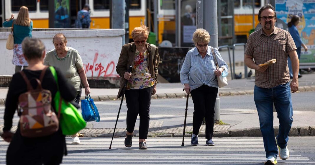 2 nyugdíjas nő botra támaszkodva sétál
