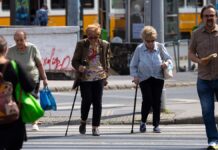2 nyugdíjas nő botra támaszkodva sétál
