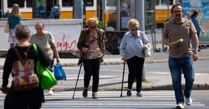 HOV-OST-261_nyugdijasok2 2 nyugdíjas nő botra támaszkodva sétál