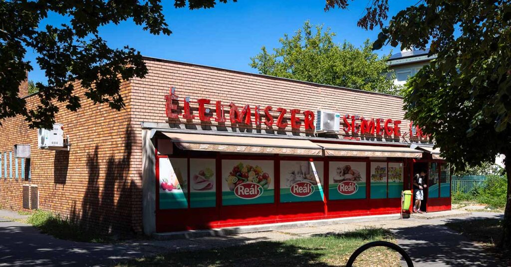 egy vidéki Reál élelmiszerbolt