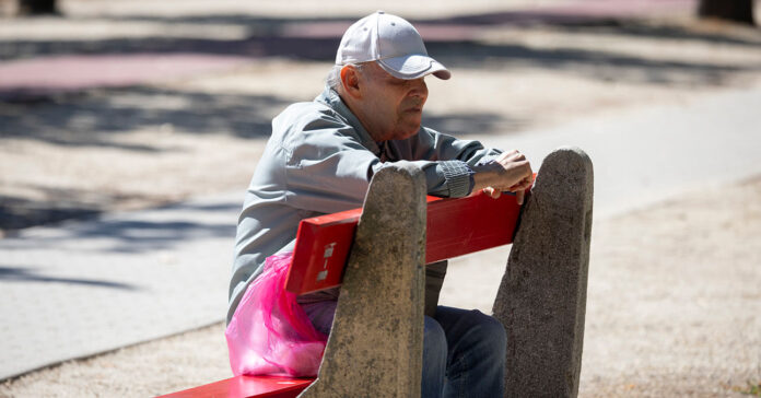 HOV-OST-271_nyugdijas5 nyugdíjas, sapkás bácsi piros padon ül