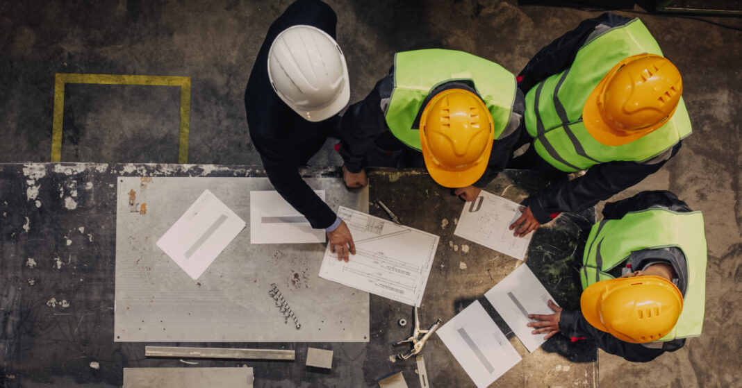 Workers and manager with documents kinek jár jelenléti bónusz