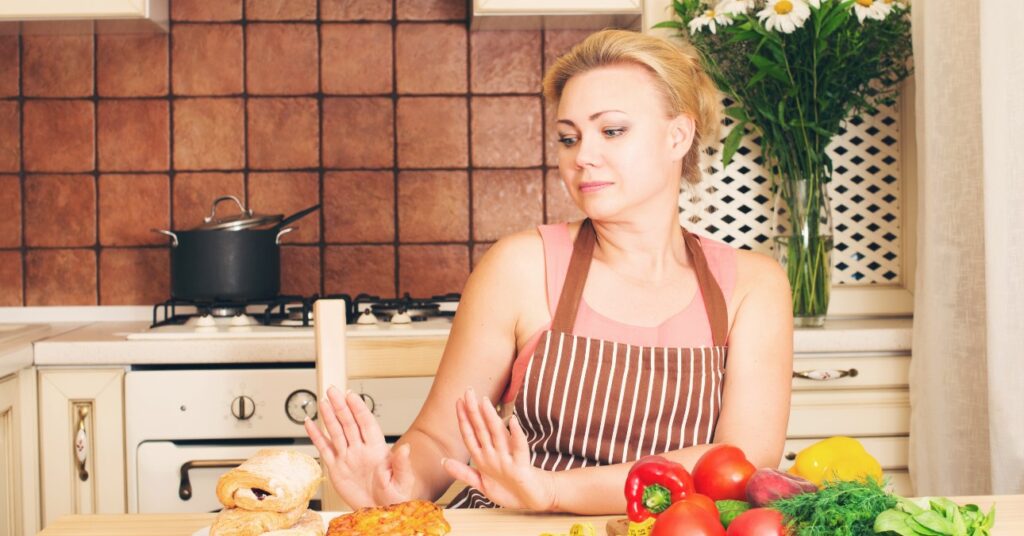 nő elutasítja a junk food-ot