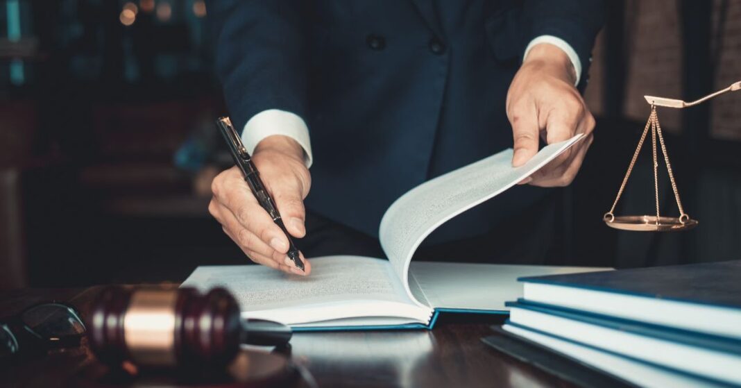 bíró aláír, mellette kalapács