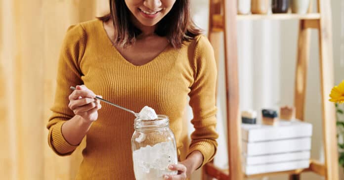 Csinos fiatal nő, szódabikarbóna használata otthon