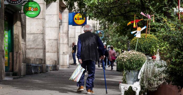 HOV-OST-287_lidl_nyugdijas-r idős férfi bottal, szatyorral a Lidl felé tart