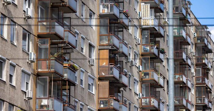 panellakások erkélyekkel