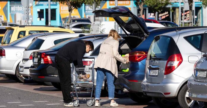 HOV-OST-290_vasarlas- bevásárlás utáni autóba bepakolás